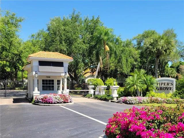 Pipers Grove Entrance