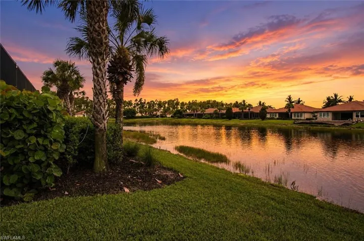 The western exposure Lakeview from the lanai provides a spectacular sunset show nightly!