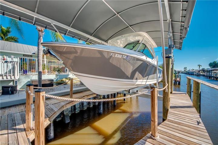 14,000 lb covered boat lift