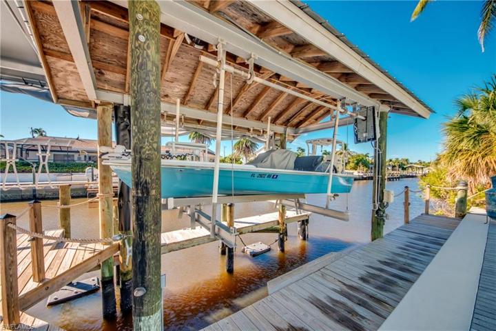 7,000 lb covered boat lift
