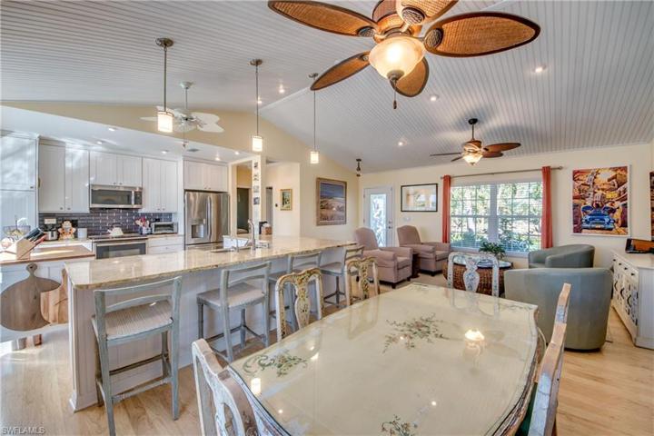 Kitchen/dining/living area