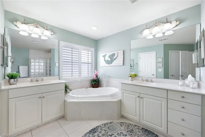 143  Tahiti  CIR, Naples, FL 34113