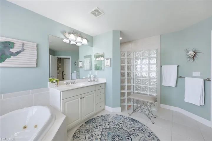143  Tahiti  CIR, Naples, FL 34113