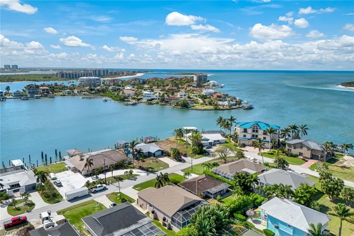 143  Tahiti  CIR, Naples, FL 34113