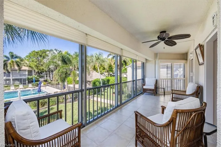 Sunroom with visible vents and ceiling fan