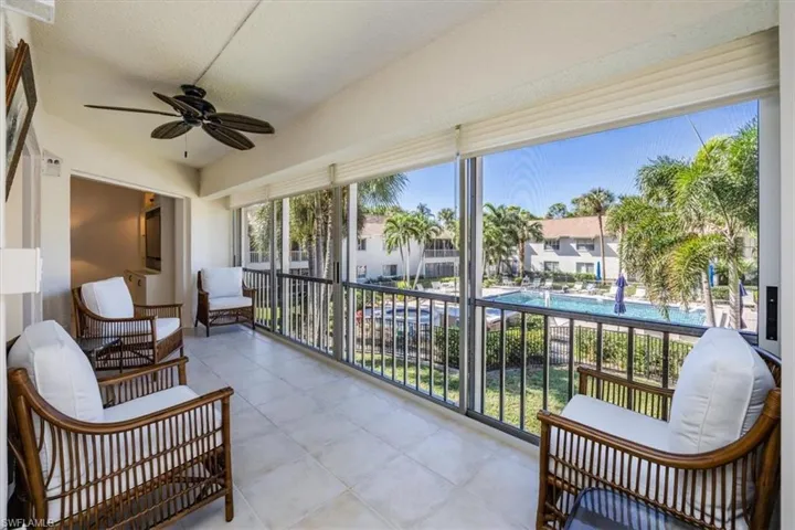 Sunroom / solarium with ceiling fan