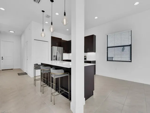 Kitchen w/ Breakfast Bar
