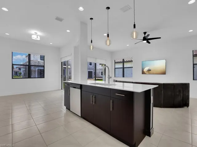 Kitchen w/ Island