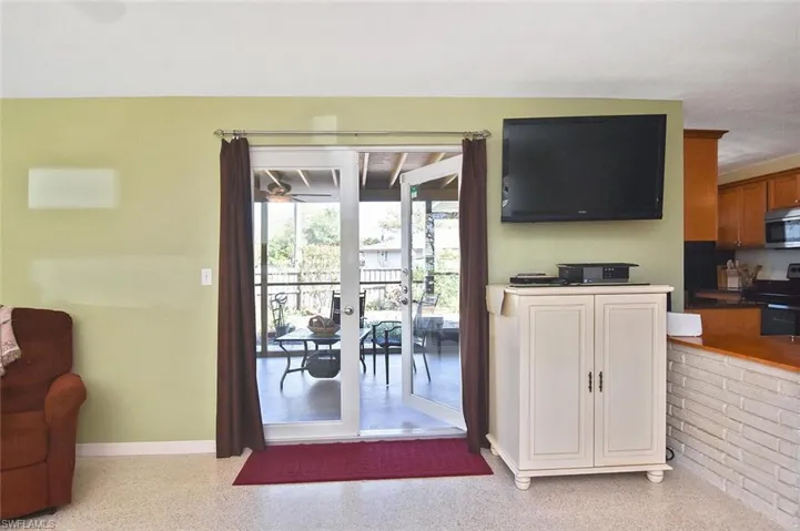 living area to screened lanai