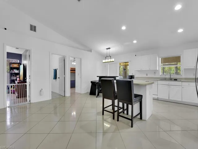 Kitchen w/ Breakfast Bar