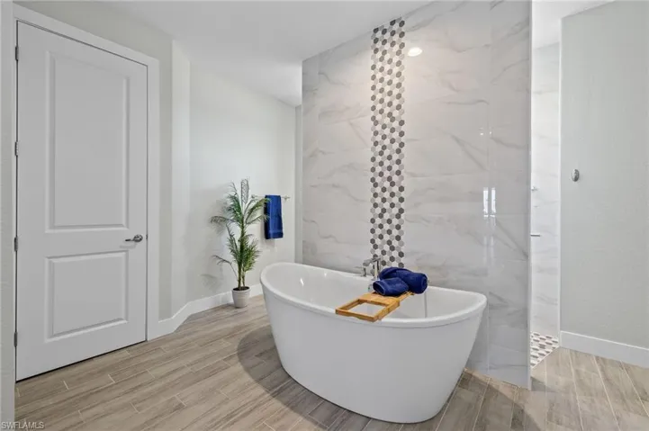 Gorgous soaking tub in Master bath!