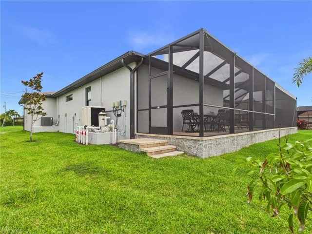 Expansive Screened lanai