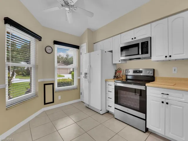 Kitchen w/ Breakfast Nook
