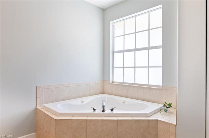 Jetted bathtub