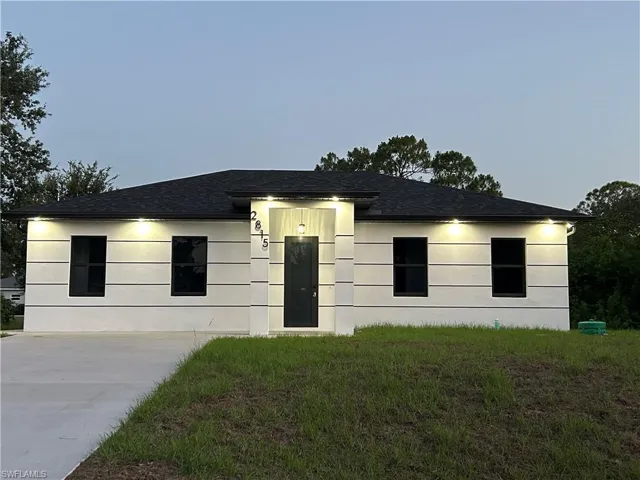 View of front facade featuring a shingled roof