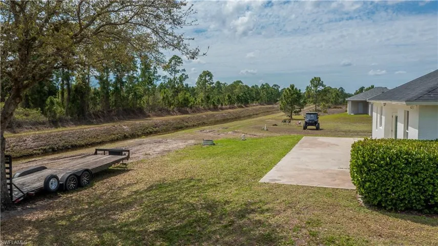 View of grassy yard