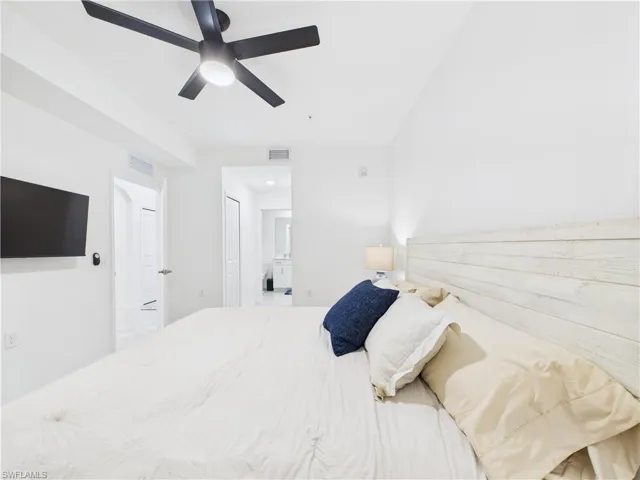 Bedroom with connected bathroom and a ceiling fan