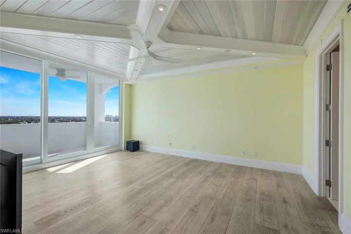 Guest Bedroom opens to Lanai