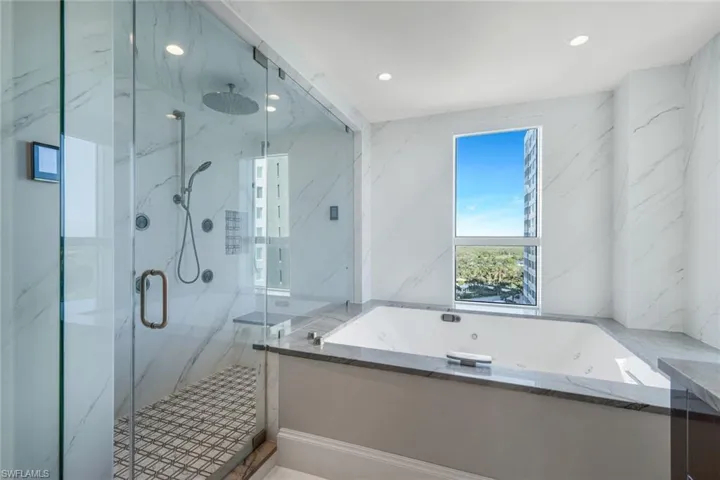 Large shower - multiple shower heads, steam & jetted soaking tub