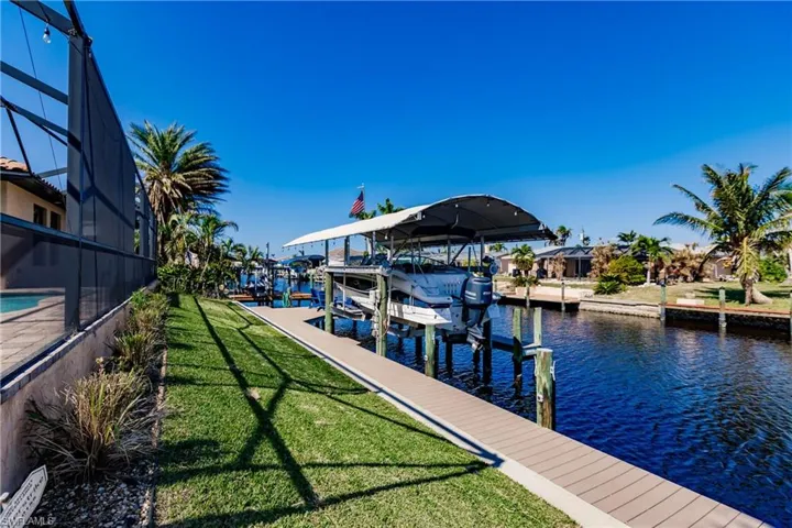 Direct Gulf and sailboat access - launch your boat from your private dock w/ boat lift just 5 properties down from the Bimini