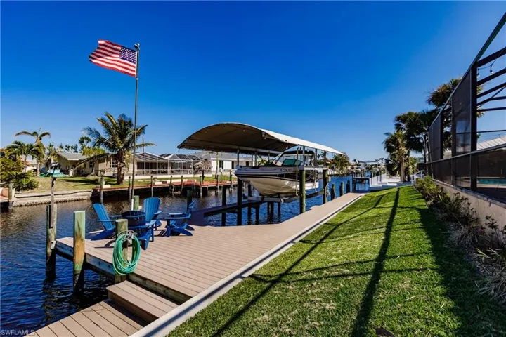 Direct Gulf and sailboat access - launch your boat from your private dock w/ boat lift just 5 properties down from the Bimini