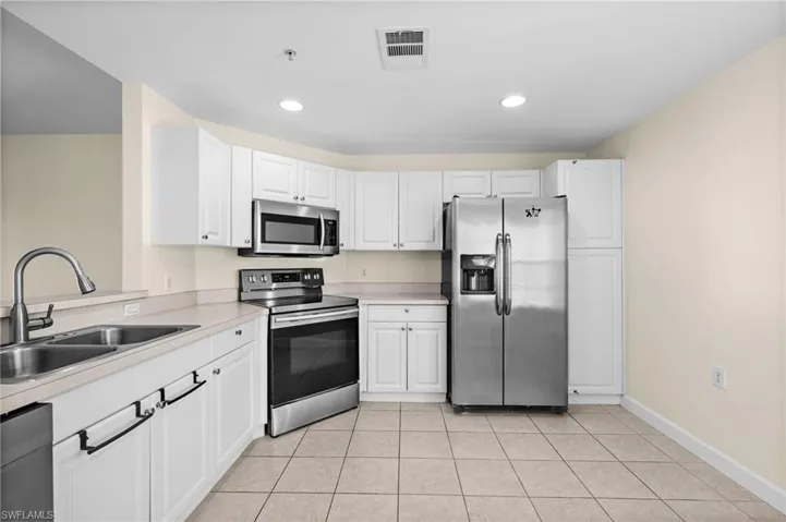 Open kitchen with breakfast bar