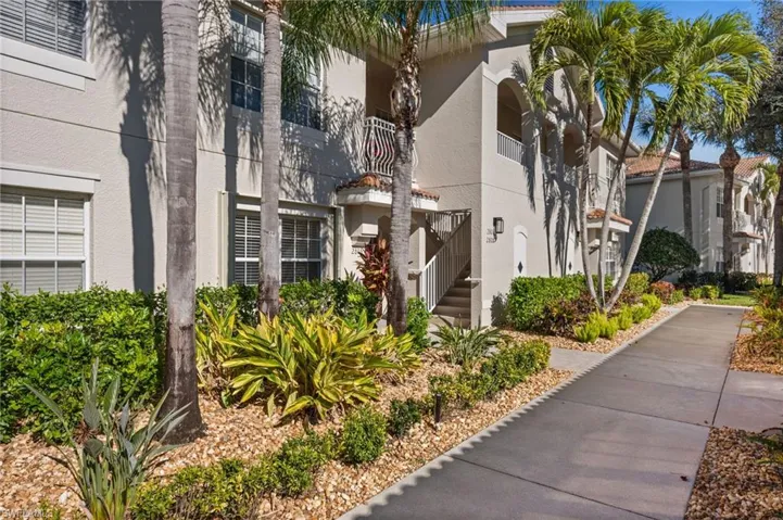 Walkway between garage and home