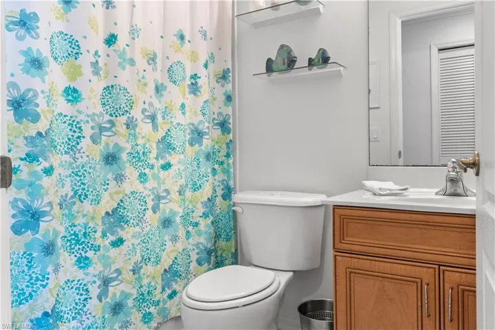 Guest bath with tub/shower combo
