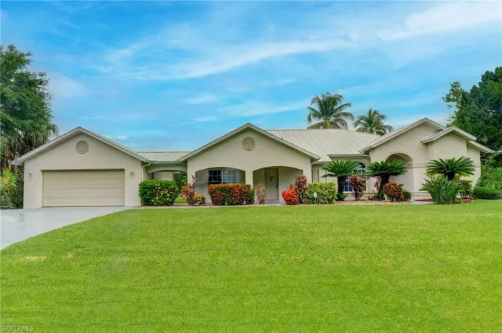 Ranch-style house featuring a front lawn and a 2 car garage