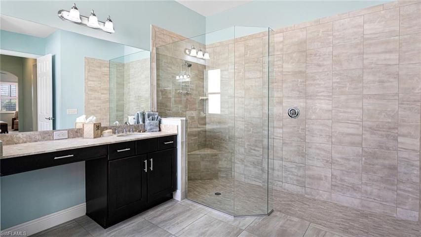 Walk-in shower with rimless shower doors