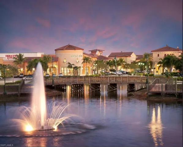 A short drive to the north to Coconut Mall for shopping, dining, and farmers markets!