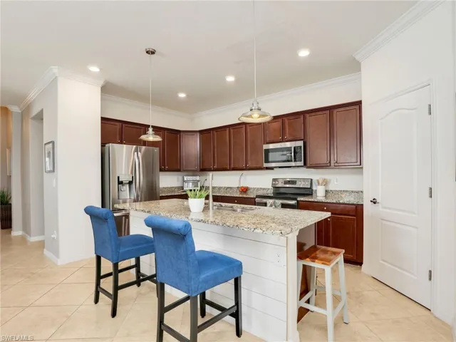 Large Island with breakfast bar