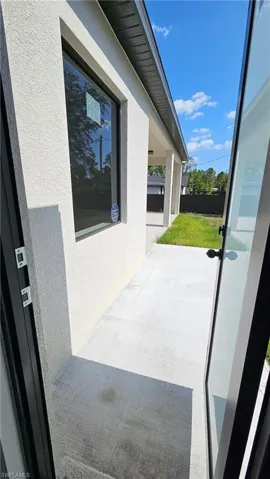 Entryway featuring a textured wall
