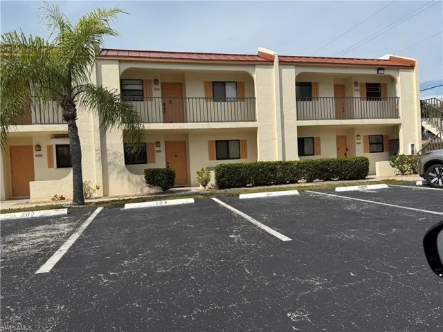 View of apartment building / complex