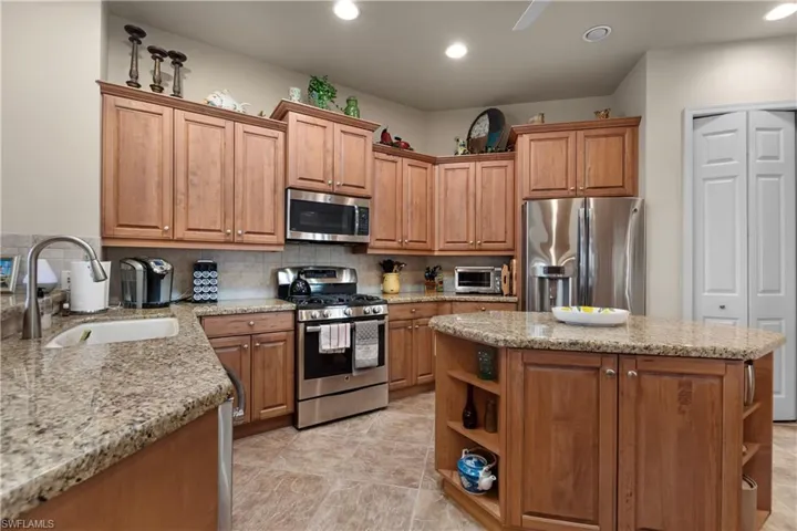 STAINLESS STEEL APPLIANCES...GRANITE COUNTERS