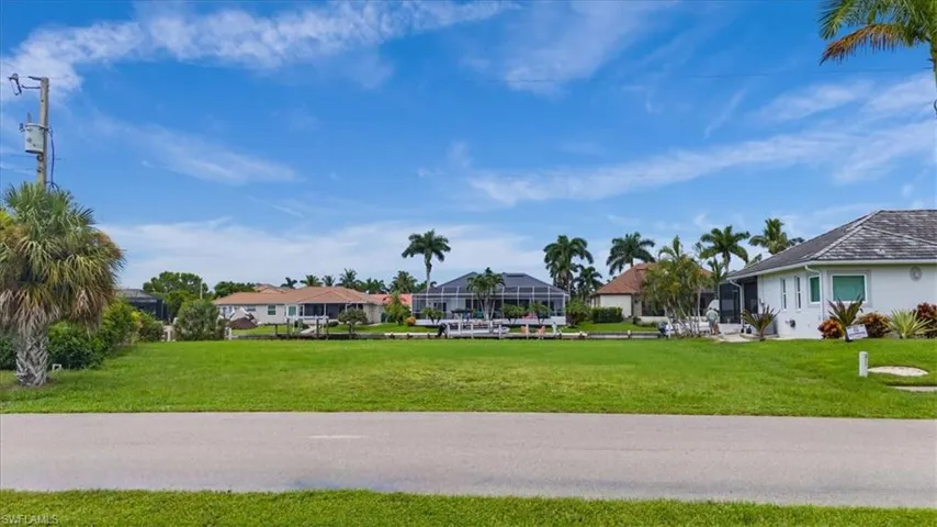 View of front of property featuring a lanai and a front lawn