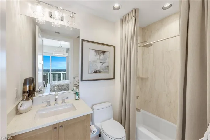 En suite guest bathroom.