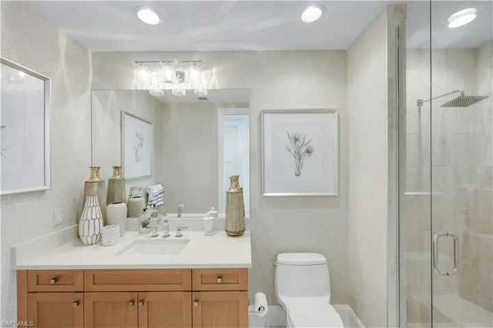 En suite guest bathroom.