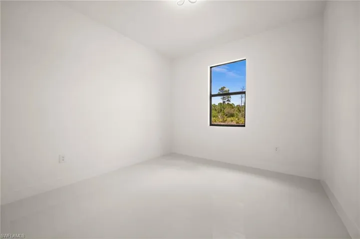 Tiled spare room with baseboards