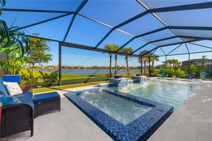 Large spa and Pool with Sun Shelf