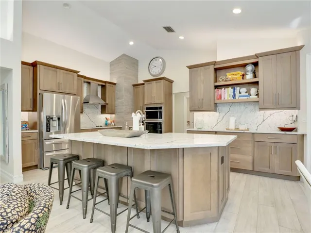 Oversized kitchen w/ vaulted ceilings