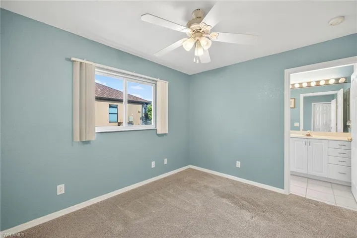 Guest bedroom with ensuite bathroom