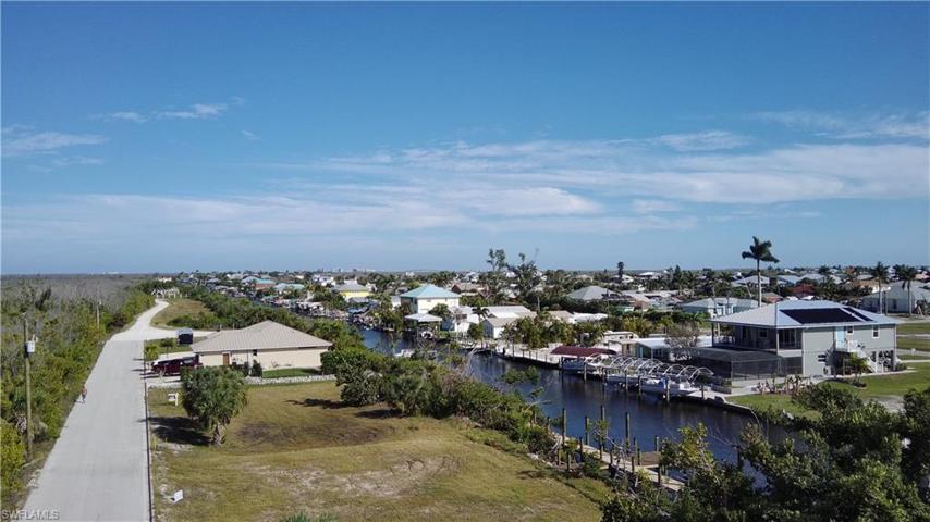 2839 Cussell DR, ST. JAMES CITY FL 33956