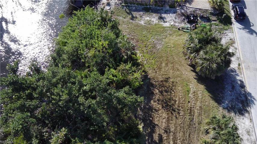 2839 Cussell DR, ST. JAMES CITY FL 33956