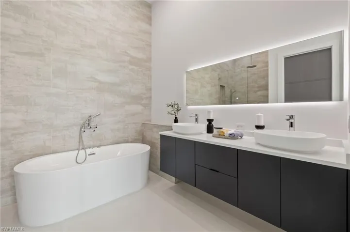 Air tub in master bathroom #2
