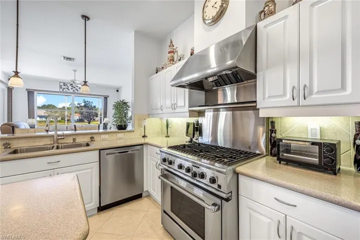 gas cooking here! Viking stove and oven with warming shelf and 6 burners