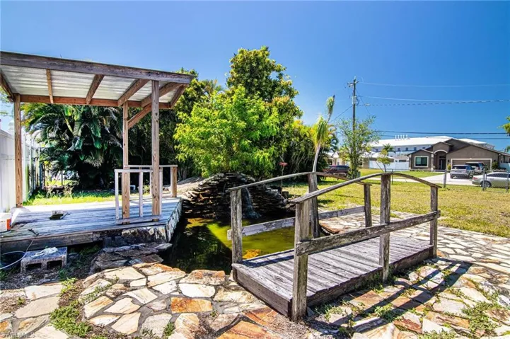 524 Trafalgar Pkwy, Cape Coral Fl 33991