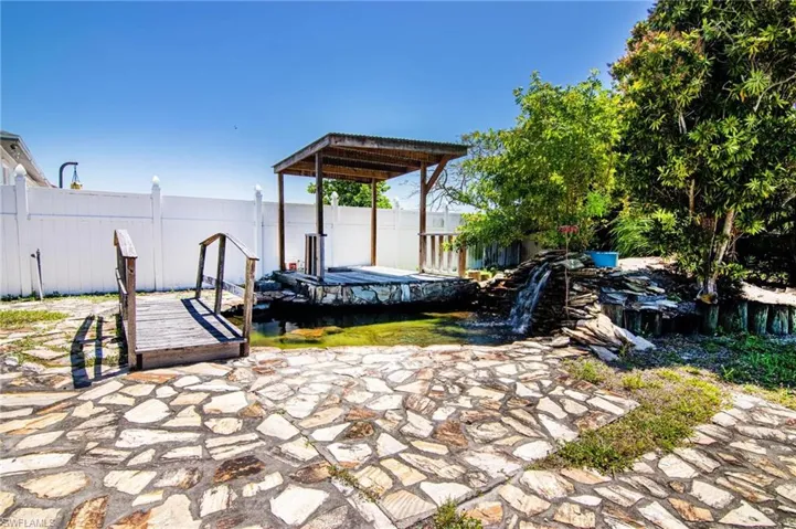 524 Trafalgar Pkwy, Cape Coral Fl 33991