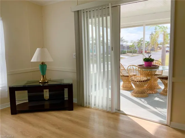 LR to Screened Lanai