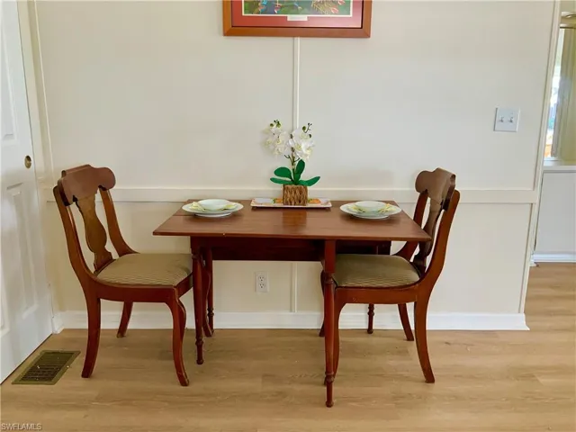 Cozy Bkfst/Dining Area in Kitchen